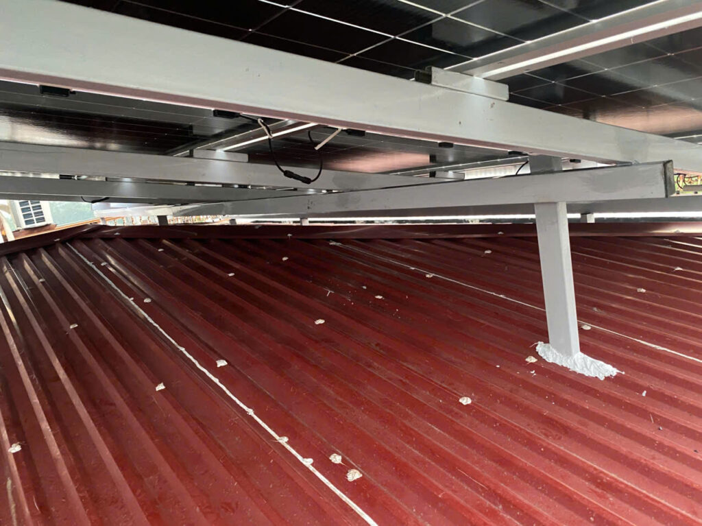 điện mặt trời có làm nóng mái nhà không?