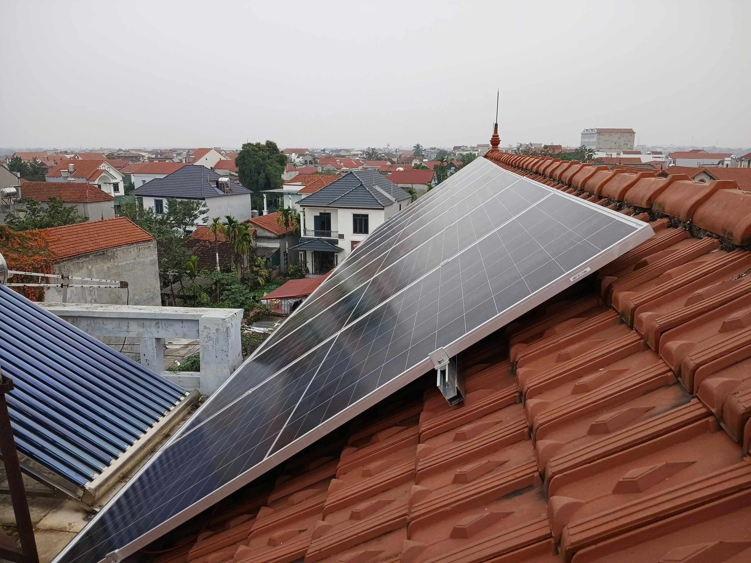 nhà dùng nhiều điều hòa có nên lắp điện mặt trời