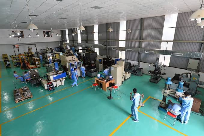 Vì sao xưởng cơ khí nên lắp điện mặt trời?
