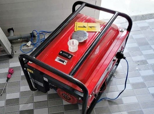 Biến tần có pin lưu trữ hay máy phát điện