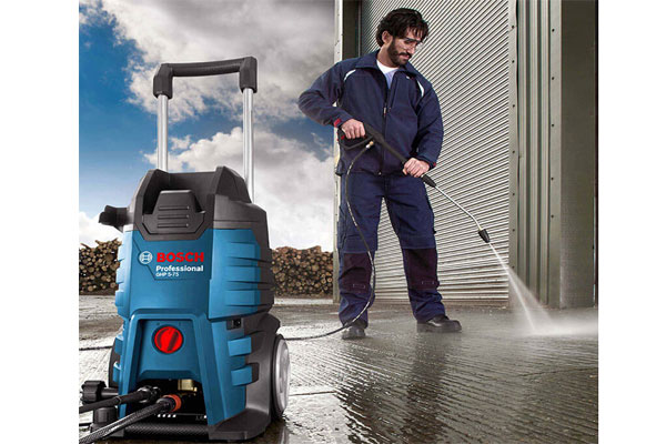 Máy rửa áp lực vệ sinh pin mặt trời có nên dùng