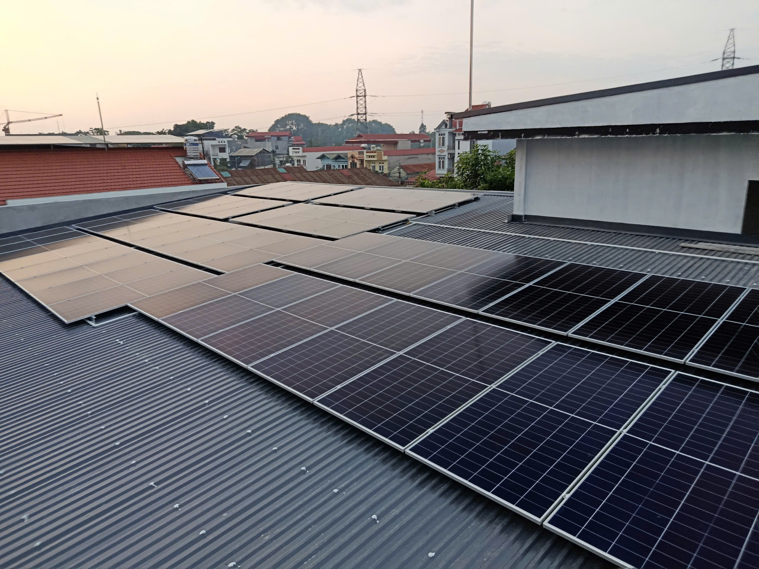Nhà hướng Đông/Tây có lắp pin mặt trời được không?